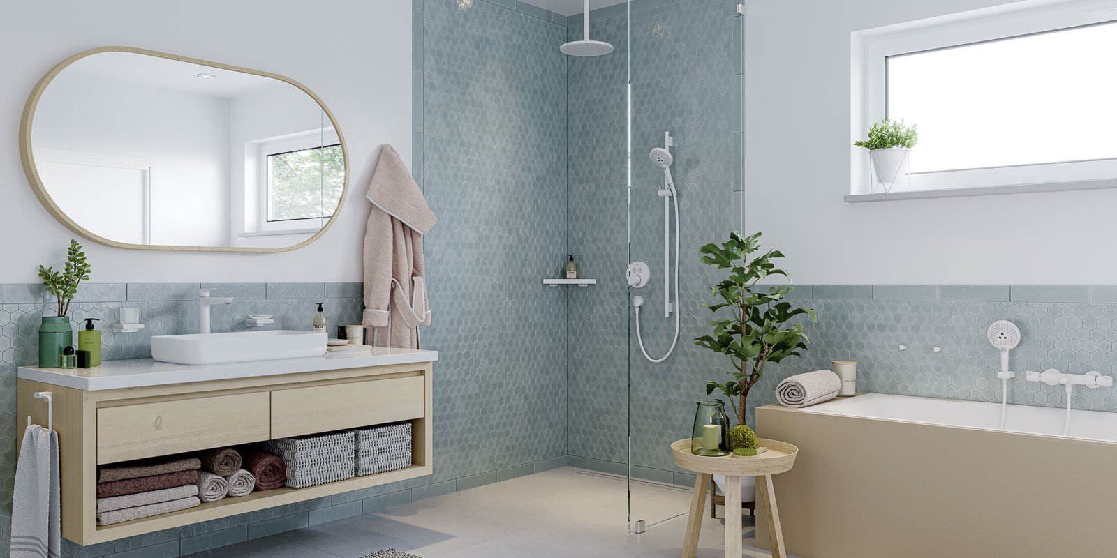 Ein kleines Badezimmer mit Goldenen Spiegel- und Duschwandrand