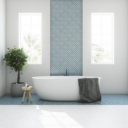 Ein Bad mit einer freistehenden Badewanne und einem Holzwaschtisch