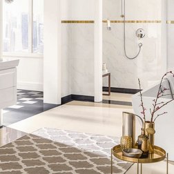 Ein saniertes Badezimmer mit Goldakzenten