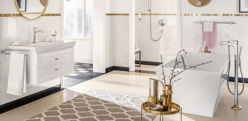 Ein saniertes Badezimmer mit Goldakzenten