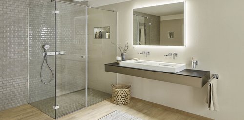 Ein kleines Bad mit einem Goldenen Spiegel und Duschumrandung