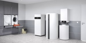 Ein Raum mit einem Waschschrank und einer großen Heizungsanlage