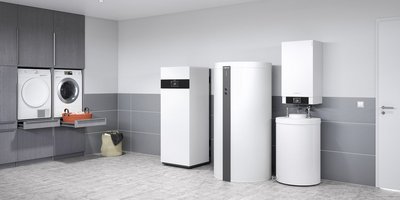 Ein Raum mit einem Waschschrank und einer großen Heizungsanlage