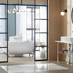 Ein Badezimmer in zwei Raeumen mit einer Raumoeffnung 