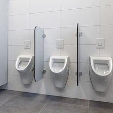 Drei weiße Urinale stehen nebeneinander in einem modernen, hellen Badezimmer mit grauen Fliesen und weißen Wänden.