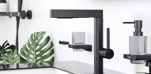 Eine Badewanne unter einer Dachschraegen