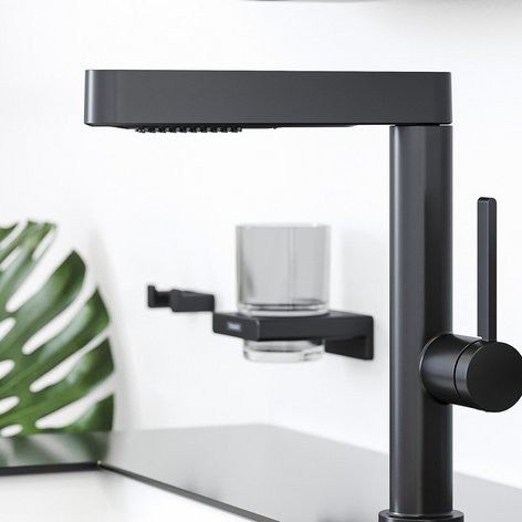 Eine Badewanne unter einer Dachschraegen